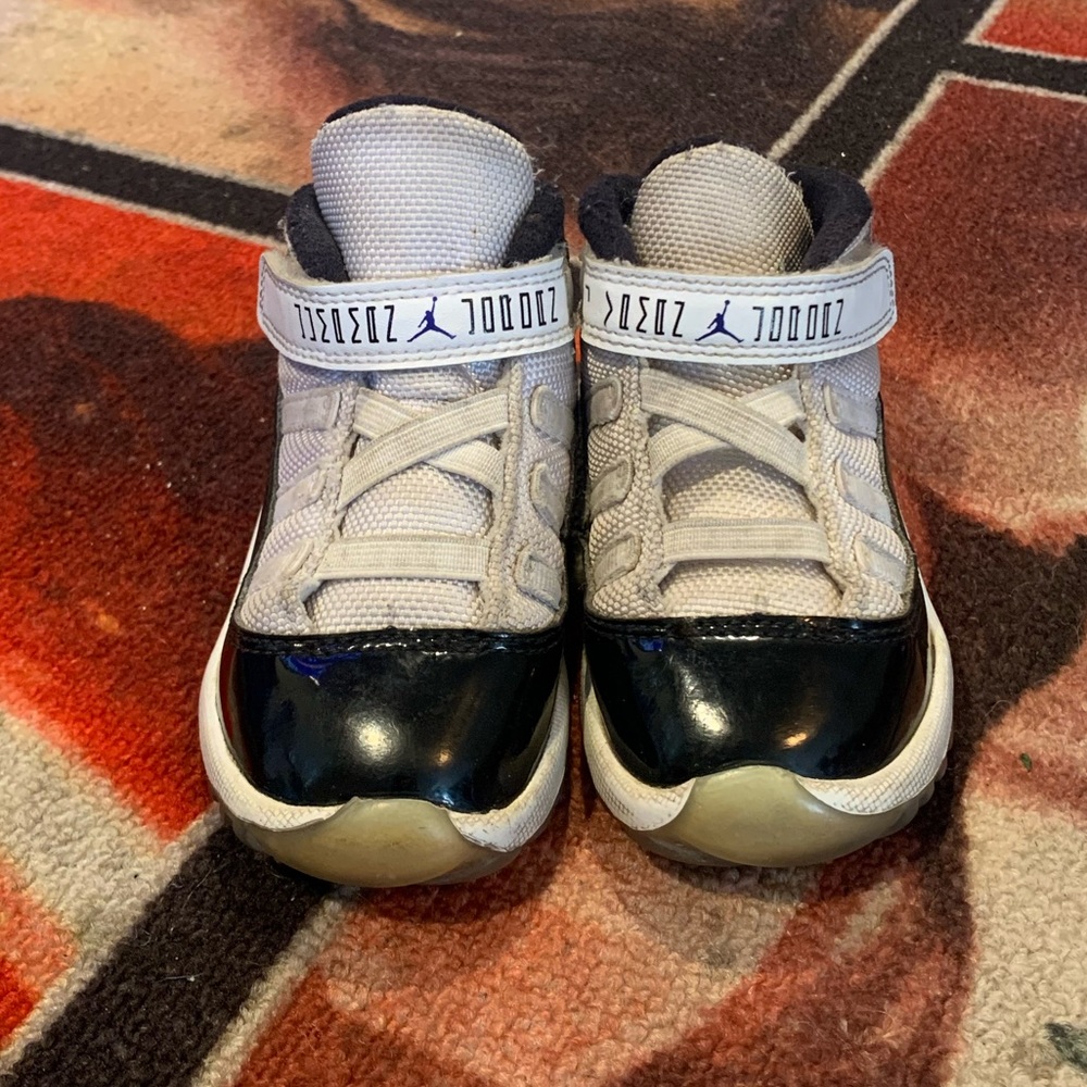 Kids Nike Air Jordan 11 Concord (Black & White). Size 7c